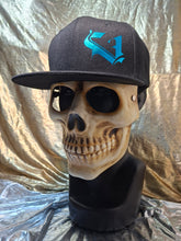 Cargar imagen en el visor de la galería, GOTHIC CAPS "V" 🧢✨️