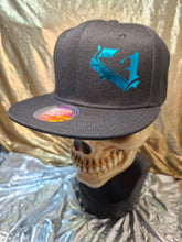 Cargar imagen en el visor de la galería, GOTHIC CAPS "V" 🧢✨️