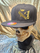 Cargar imagen en el visor de la galería, GOTHIC CAPS Black & Gold "V"✨️🧢 Vegan Edition
