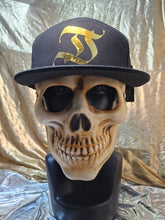Cargar imagen en el visor de la galería, GOTHIC CAPS "D" GOLD 🧢✨️💛