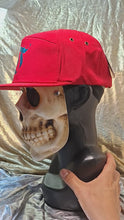 Cargar y reproducir el video en el visor de la galería, GOTHIC CAPS "D" ✨️ 🧢
