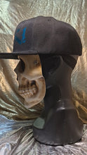 Cargar y reproducir el video en el visor de la galería, GOTHIC CAPS "V" 🧢✨️
