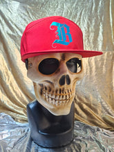 Cargar imagen en el visor de la galería, RED &amp; METALIC BLUE "B" 🧢✨️
