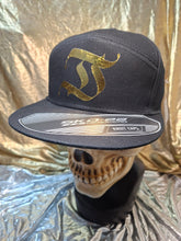 Cargar imagen en el visor de la galería, GOTHIC CAPS "D" GOLD 🧢✨️💛
