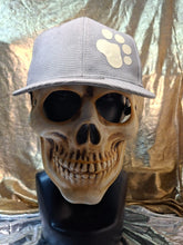 Cargar imagen en el visor de la galería, HUELLAS QUE ILUMINAN 🐕🐾🧢

