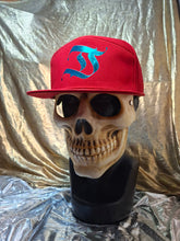 Cargar imagen en el visor de la galería, GOTHIC CAPS "D" ✨️ 🧢
