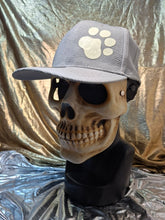 Cargar imagen en el visor de la galería, HUELLAS QUE ILUMINAN 🐕🐾🧢

