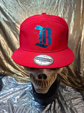 Cargar imagen en el visor de la galería, RED &amp; METALIC BLUE "B" 🧢✨️
