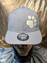 Cargar imagen en el visor de la galería, HUELLAS QUE ILUMINAN 🐕🐾🧢
